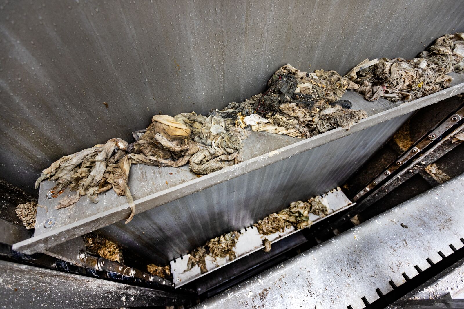 An automatic multi-comb chain grate works at significant depths.