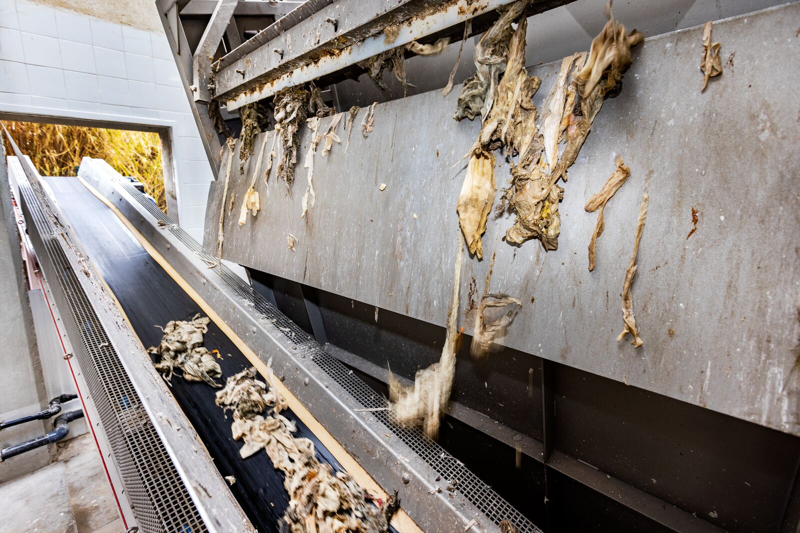 Automatic multi-comb grates are capable of separating wipes.