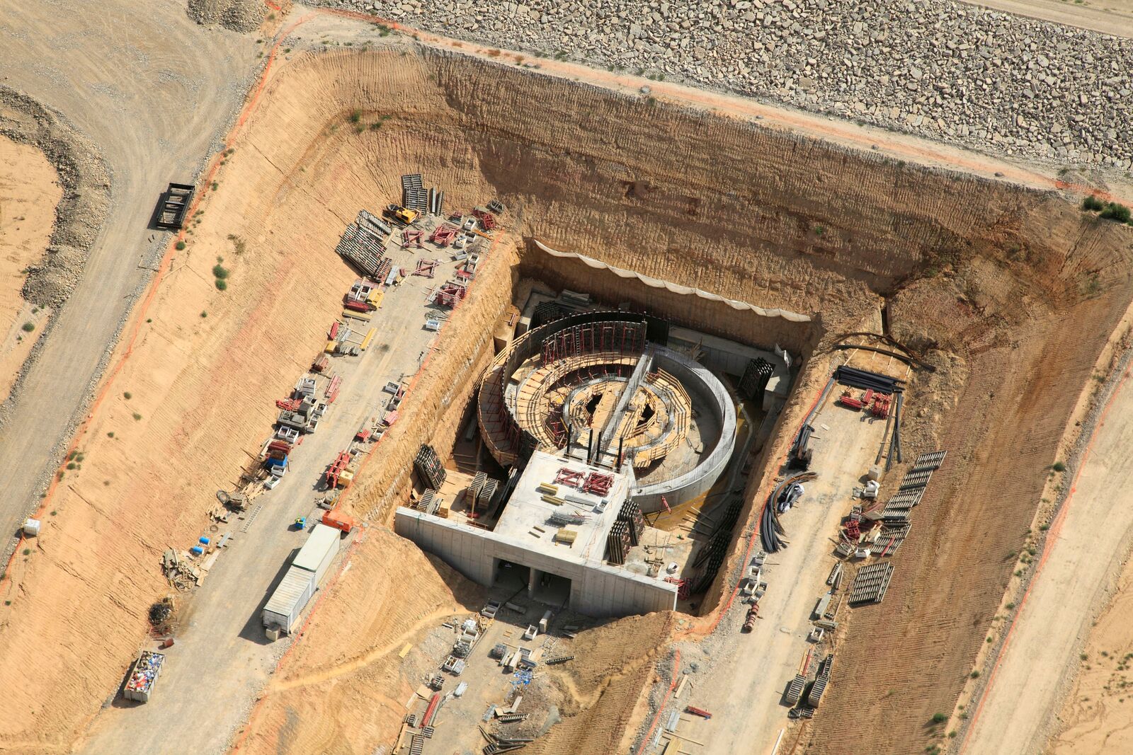 En el embalse de San Salvador, Huesca se instalaron dos compuertas de 2x2.5 m