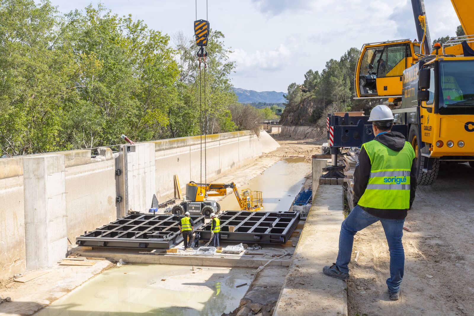 Assembly of Coutex Sorigué penstock for the canal at El Ebro, Tarragona.