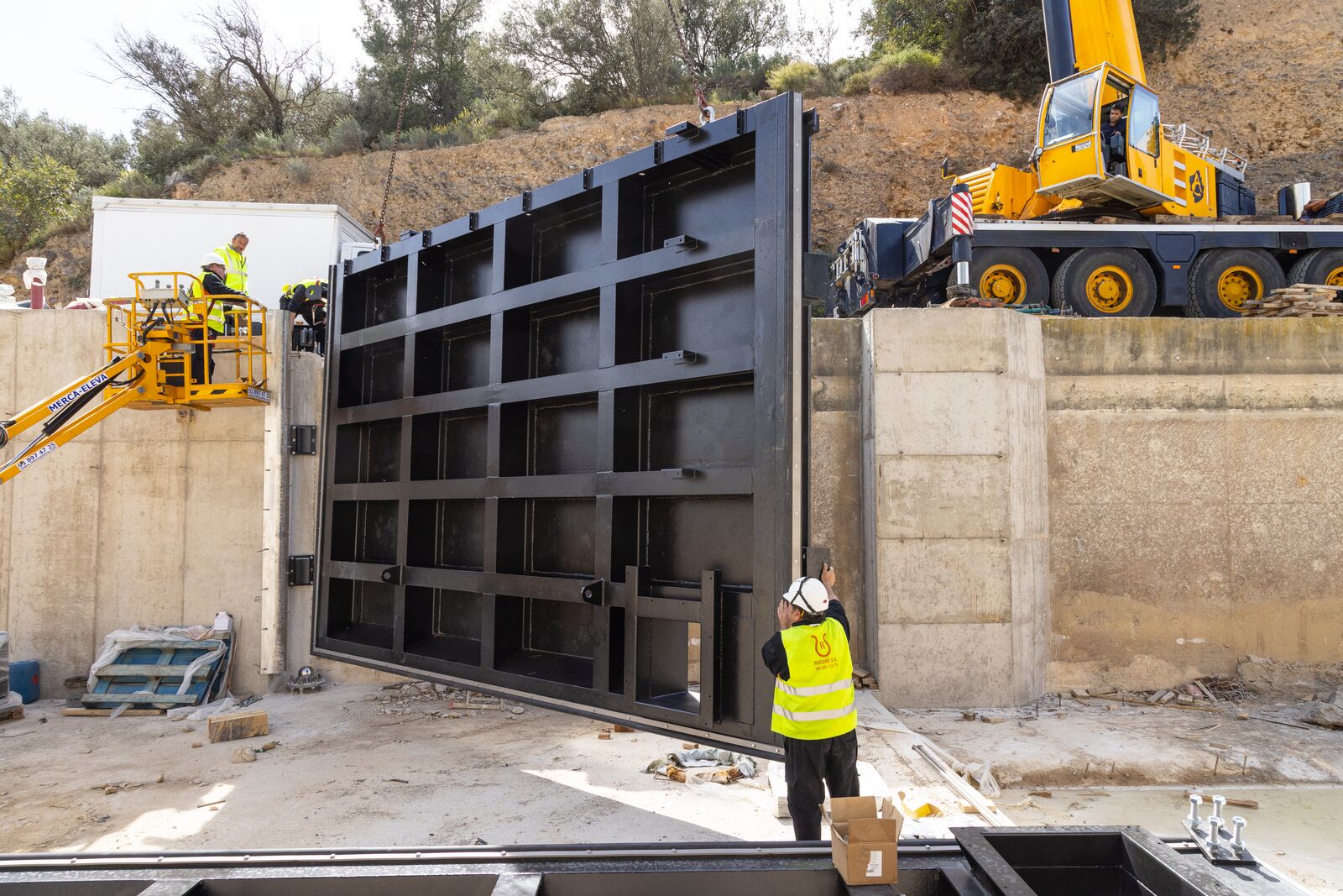 Coutex Sorigué manufactures all types of penstocks, including sluice gates.