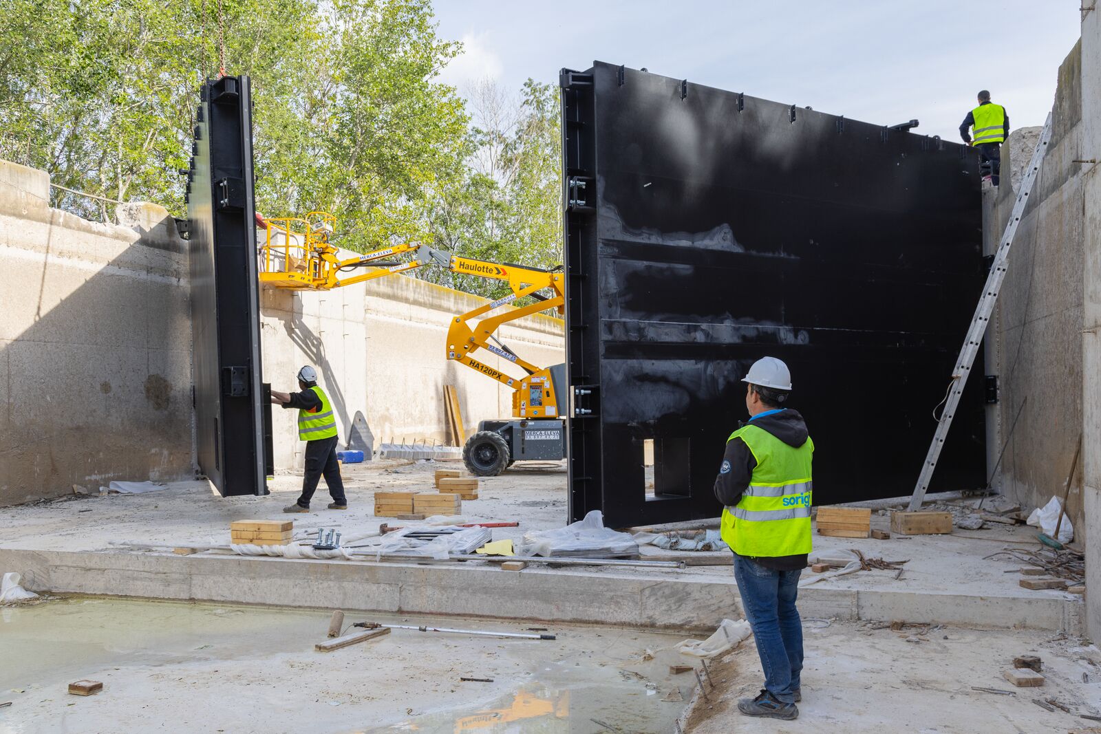 Coutex Sorigué undertakes the made-to-measure design and assembly of hydraulic gates.