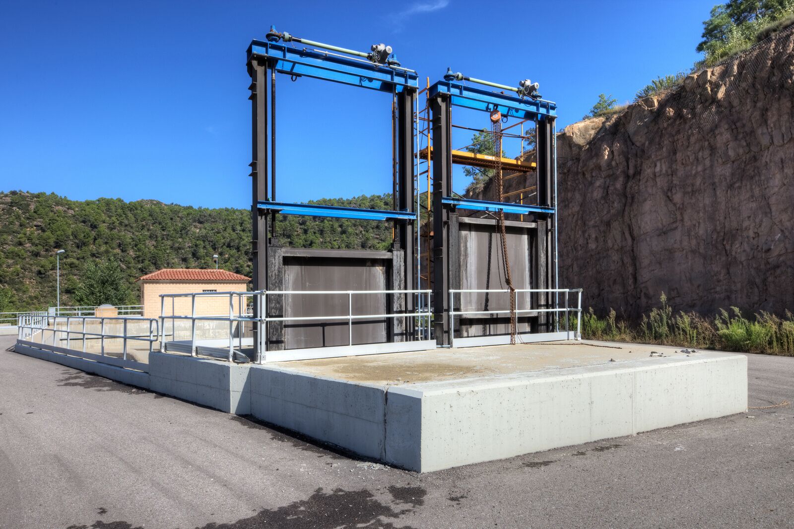 Coutex Sorigué manufactures and installs fixed manual cleaning grates