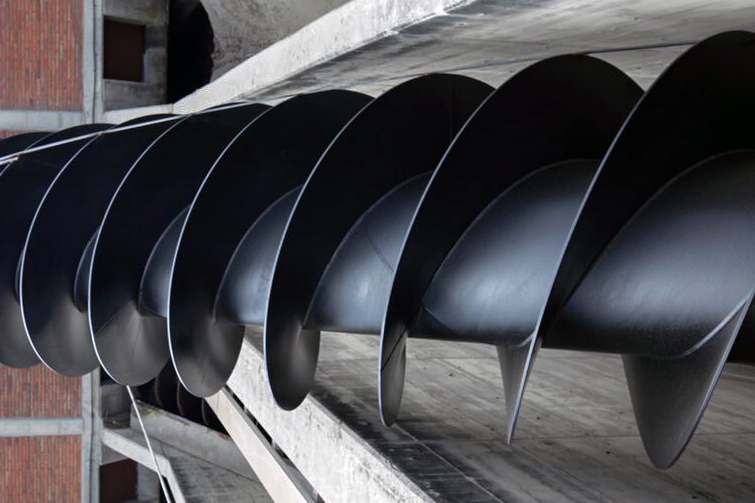 The liquids circulate inside the screw, facilitating their lifting.